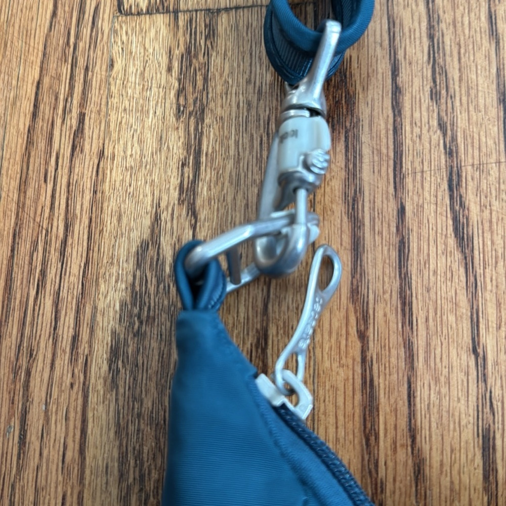 Pacsafe Antitheft Crossbody bag  Citysafe CS series in Tidal Teal - Picture 8 of 11